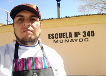 Sabores y saberes: José Frías prepara un pernil de llama de feedlot adobado con su propio chimichurri de hierbas puneñas