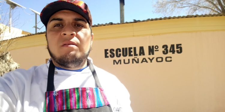 Sabores y saberes: José Frías prepara un pernil de llama de feedlot adobado con su propio chimichurri de hierbas puneñas