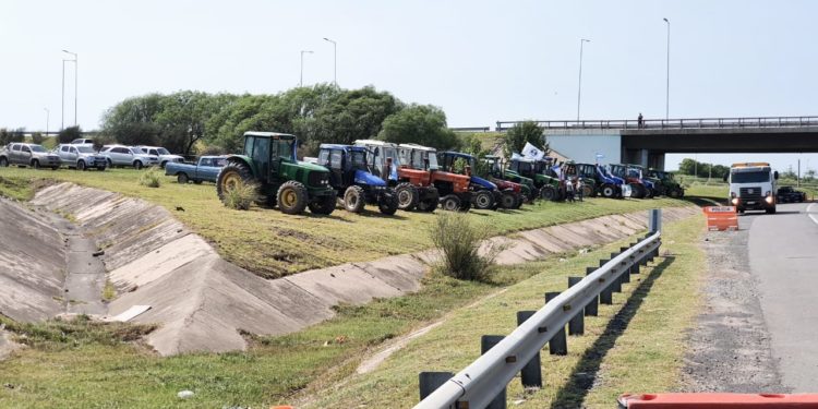 Al calor de planillas que anticipan  pérdidas, los productores cordobeses también sacaron a relucir sus tractores