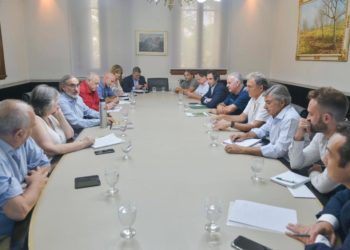 Con promesas de un trabajo consensuado, el ministro Basterra estuvo tres horas con la comunidad frutihortícola