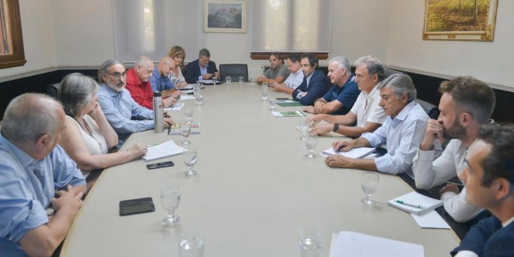 Con promesas de un trabajo consensuado, el ministro Basterra estuvo tres horas con la comunidad frutihortícola