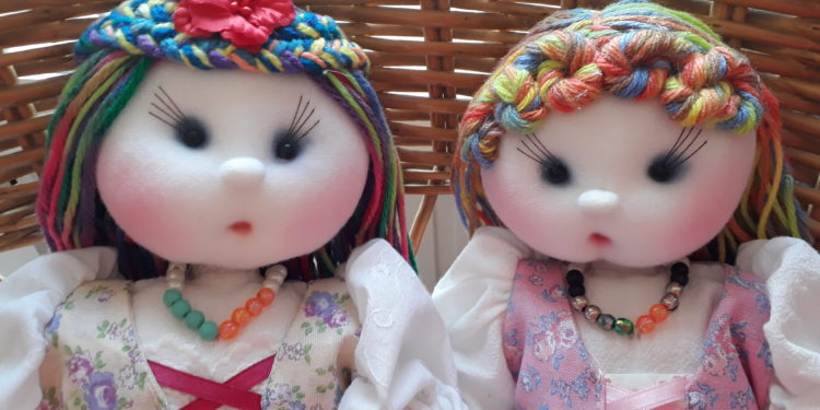 Elvira Schlegel, de Aldea San Antonio, regala muñecas de tela y sigue cuidando su huerta: “Esta tierra me dio todo”