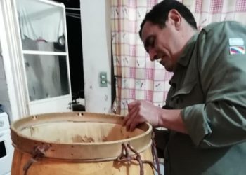 Sabores y saberes: Mientras se prepara para la Chaya Riojana, Mario González nos habla de bombos, cajas, harinas y albahacas