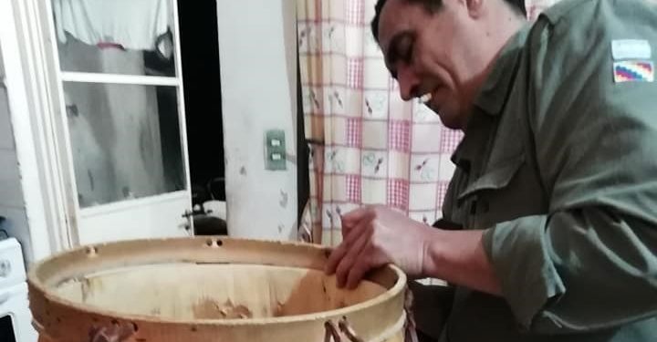 Sabores y saberes: Mientras se prepara para la Chaya Riojana, Mario González nos habla de bombos, cajas, harinas y albahacas