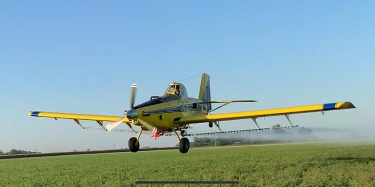 Turbulencias en el debate por las distancias en el uso de agroquímicos. Para el aeroaplicador Matías Cavadini “son exageradas”