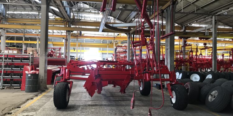 El agro en tiempos de cuarentena: Las fábricas de maquinaria agrícola permanecen cerradas, aunque reparten repuestos críticos