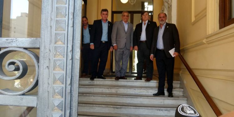 El gobierno ganó dos a cero: Subió a 33% las retenciones a la soja y dejó a la Mesa de Enlace más cerca de la división que de la protesta