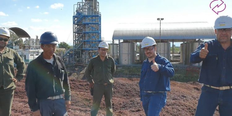 Coronavirus: ¿Quiénes son los que obtienen alcohol puro a partir de destilar el vino de descarte?