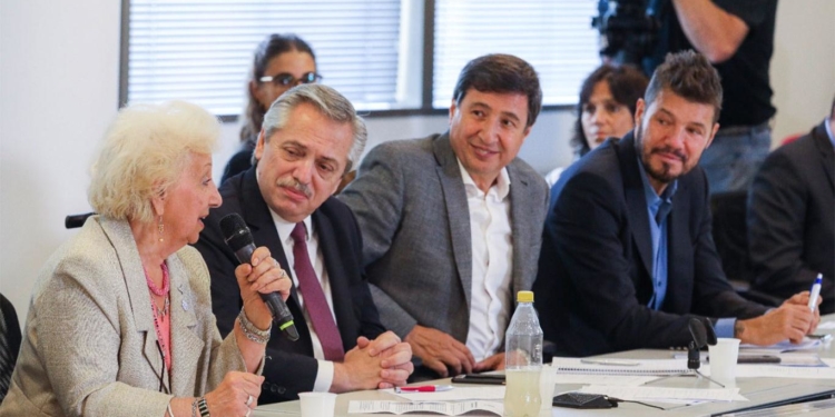 Escándalo de los sobreprecios: El gobierno ahora invita a productoras y cooperativas a venderle alimentos para la emergencia