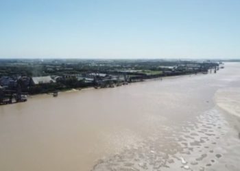 Por el Río Paraná, venía navegando un piojo: Se quedó varado en medio de la peor bajante en 30 años