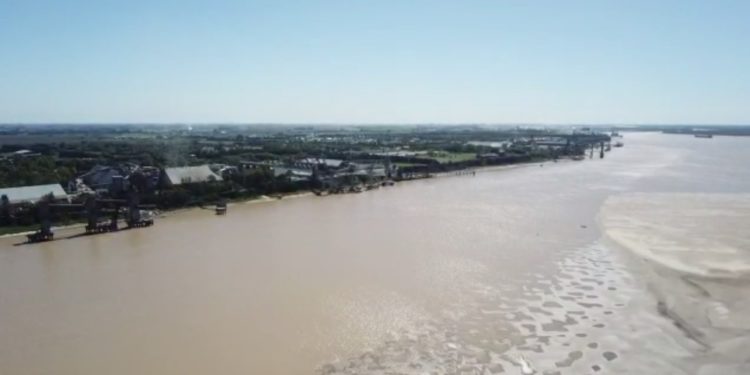 Por el Río Paraná, venía navegando un piojo: Se quedó varado en medio de la peor bajante en 30 años