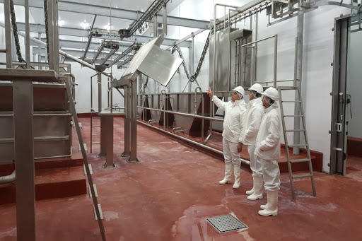 El Covid-19 llegó a los frigoríficos: Un muerto, varios casos sospechosos y la necesidad de apurar un protocolo