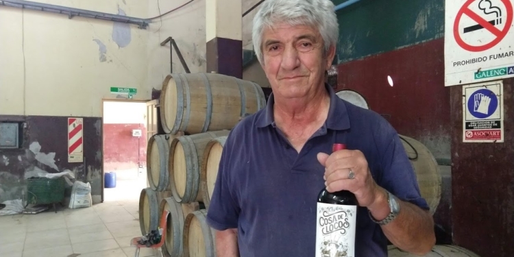 Para superar la crisis de los viñateros, José Novello se puso a hacer su propio vino: No gana precio pero sí liquidez