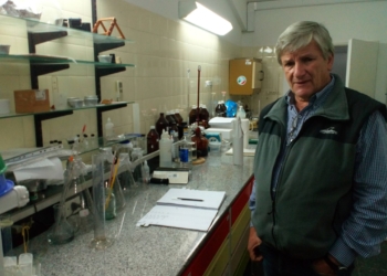 Sabores y saberes: Guillermo Muzas estudia las mejores variedades de uva para la vitivinicultura patagónica