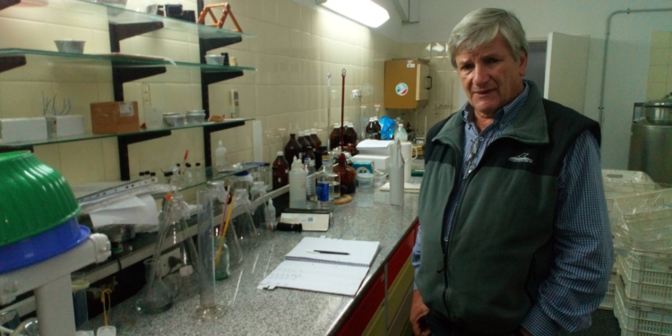 Sabores y saberes: Guillermo Muzas estudia las mejores variedades de uva para la vitivinicultura patagónica