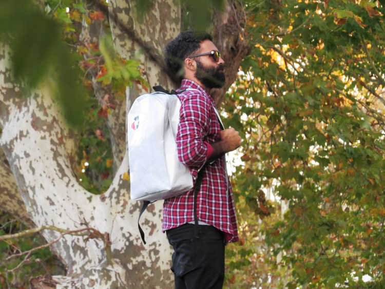 Para crear conciencia sobre el reciclado, una empresa fabrica mochilas escolares con el plástico de los silobolsas