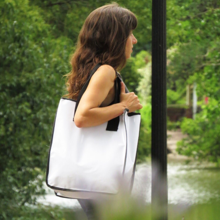 Para crear conciencia sobre el reciclado, una empresa fabrica mochilas escolares con el plástico de los silobolsas