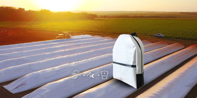 Para crear conciencia sobre el reciclado, una empresa fabrica mochilas escolares con el plástico de los silobolsas