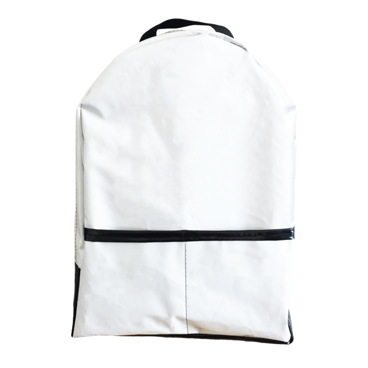 Para crear conciencia sobre el reciclado, una empresa fabrica mochilas escolares con el plástico de los silobolsas