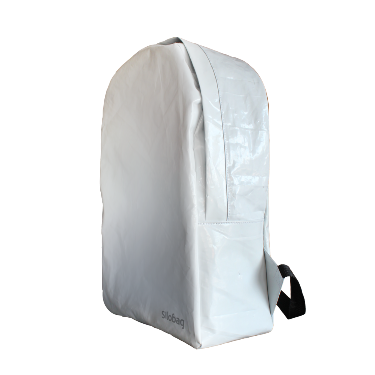 Para crear conciencia sobre el reciclado, una empresa fabrica mochilas escolares con el plástico de los silobolsas