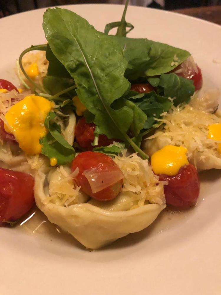 Sabores y saberes: Ariel Ruiz, cocinero insignia de Villa Ángela, usa de ingredientes los yuyos de monte y hasta las frutas preferidas de las víboras