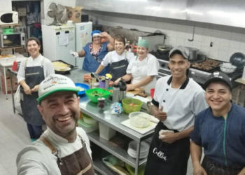 Sabores y saberes: Ariel Ruiz, cocinero insignia de Villa Ángela, usa de ingredientes los yuyos de monte y hasta las frutas preferidas de las víboras