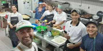 Sabores y saberes: Ariel Ruiz, cocinero insignia de Villa Ángela, usa de ingredientes los yuyos de monte y hasta las frutas preferidas de las víboras