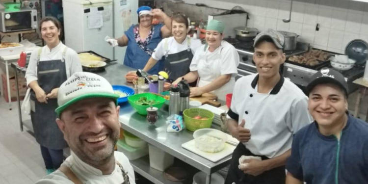 Sabores y saberes: Ariel Ruiz, cocinero insignia de Villa Ángela, usa de ingredientes los yuyos de monte y hasta las frutas preferidas de las víboras