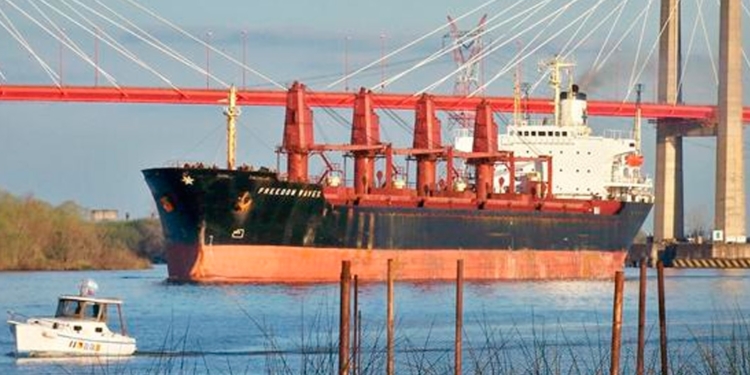 ¿Cuánto vale 1 metro de profundidad? Los que dragan el Río Paraná trabajan a destajo para asegurar la navegabilidad