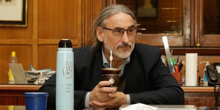 A falta de entrevistas, interpretamos a Luis Basterra: El ministro cree que pasó lo peor y que viene algo mejor