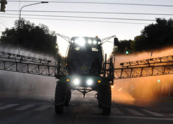 Pergamino histérico: El juez que prohibió las aplicaciones ahora sospecha del “mosquito” que ayudó a desinfectar las calles contra el Covid-19