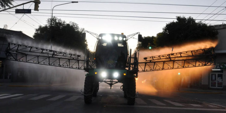 Pergamino histérico: El juez que prohibió las aplicaciones ahora sospecha del “mosquito” que ayudó a desinfectar las calles contra el Covid-19