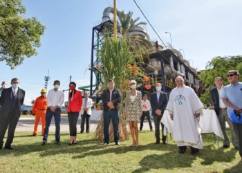 Covid-19, no te tenemos miedo: En Tucumán arrancó una zafra azucarera que aportará miles de litros de alcohol