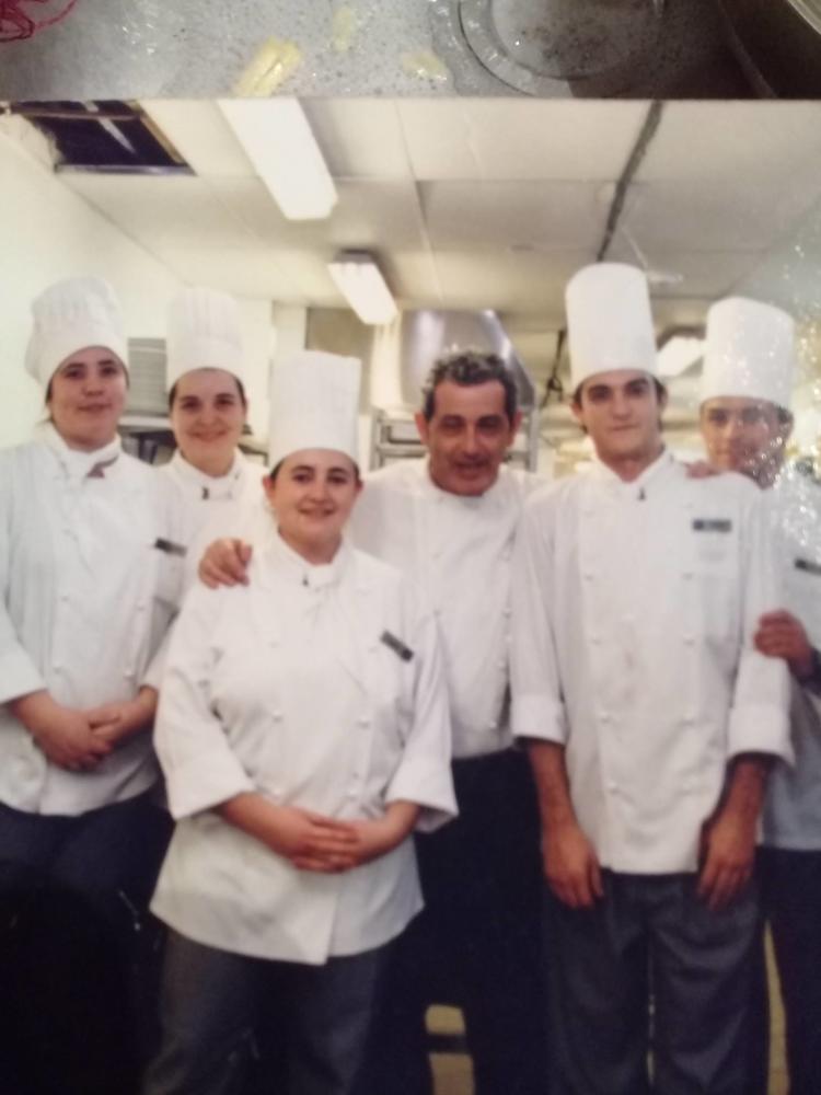 Trini recibe visitantes y cocina para ellos en Udaquiola, donde los cielos permanecen puros