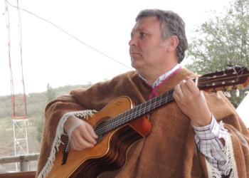 Sabores y saberes: Ingeniero y guitarrero, José Minetti trabaja en el INTA Salta-Jujuy y cocina el locro a fuego lento