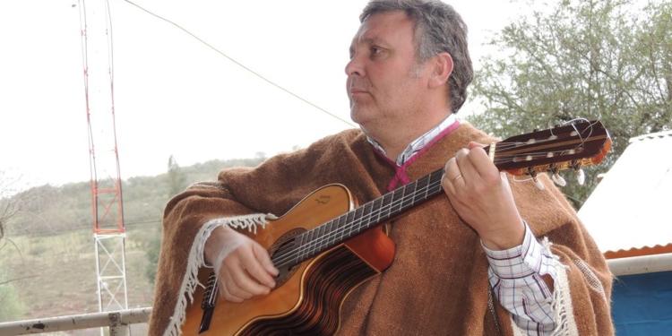 Sabores y saberes: Ingeniero y guitarrero, José Minetti trabaja en el INTA Salta-Jujuy y cocina el locro a fuego lento