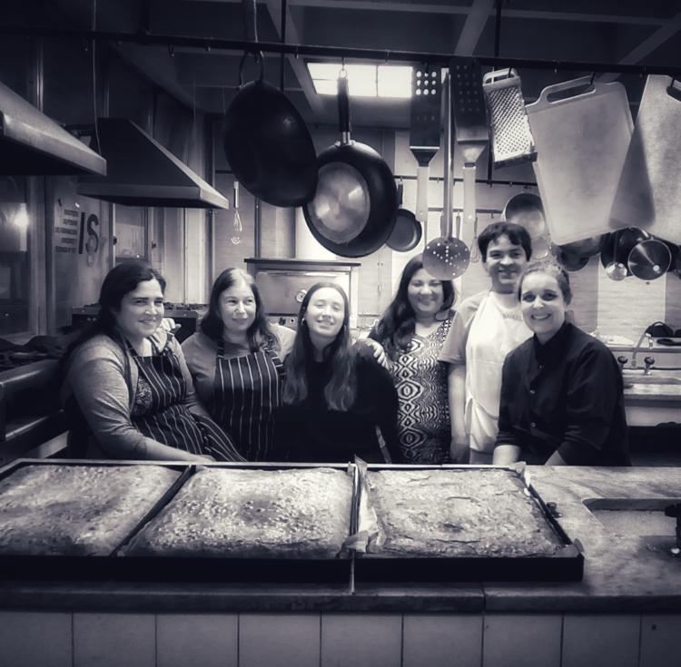 Trini recibe visitantes y cocina para ellos en Udaquiola, donde los cielos permanecen puros