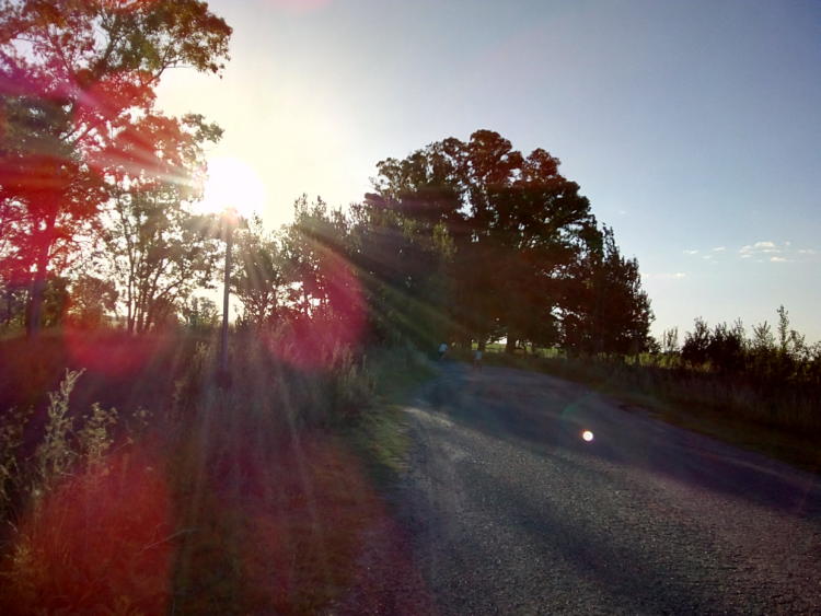 Trini recibe visitantes y cocina para ellos en Udaquiola, donde los cielos permanecen puros