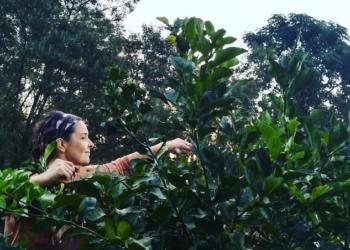 Trini recibe visitantes y cocina para ellos en Udaquiola, donde los cielos permanecen puros