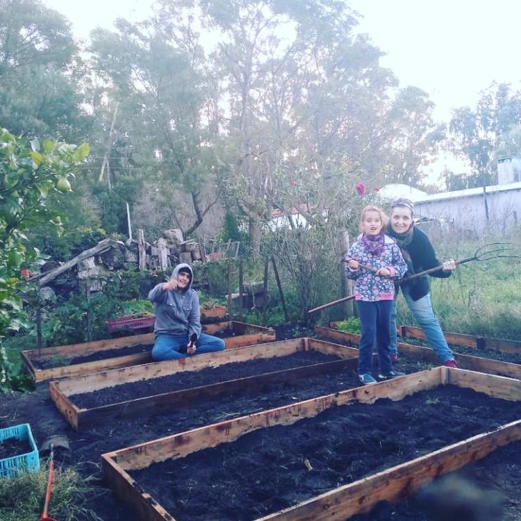 Trini recibe visitantes y cocina para ellos en Udaquiola, donde los cielos permanecen puros