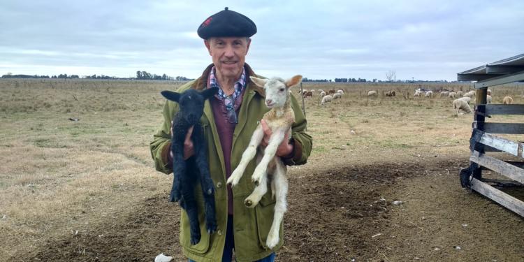 Enrique Capdevielle tiene un tambo ovino y cumplió el sueño de vender quesos con marca propia