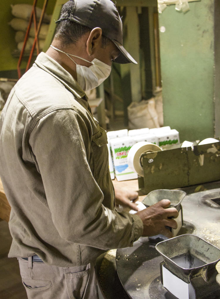 La cooperativa Las Tunas logra permanecer vendiendo directo al consumidor una yerba mate de calidad, estacionada hasta 18 meses