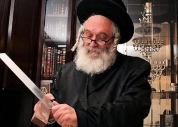 Todos festejan la llegada de los rabinos… ¿Pero a qué vienen? ¿Y por qué afilan tanto el cuchillo?