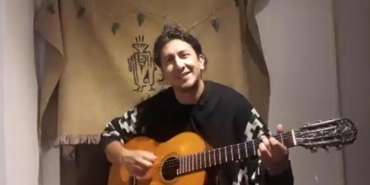 Sabores y saberes:  Ariel Cata cocina el jigote catamarqueño mientras le canta a los ponchos que su madre tejía en Londres