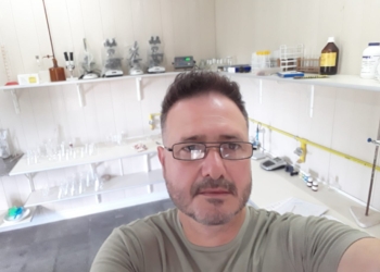 El biólogo Carlos Lucangeli quiere reducir los agroquímicos y se puso a elaborar un estimulante para cultivos a partir de algas marinas de la Patagonia