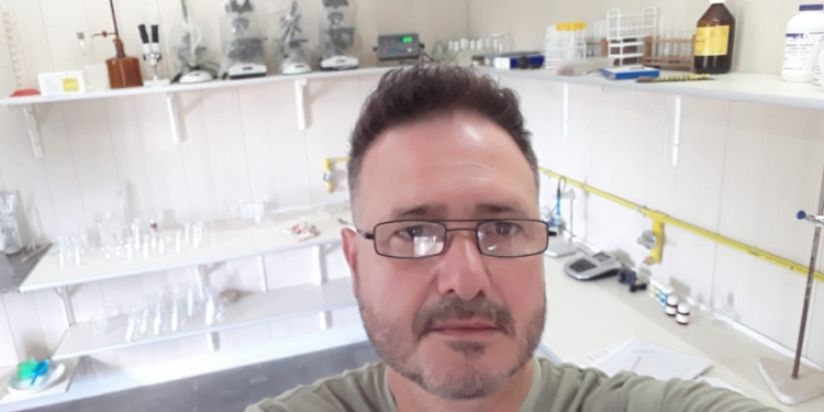 El biólogo Carlos Lucangeli quiere reducir los agroquímicos y se puso a elaborar un estimulante para cultivos a partir de algas marinas de la Patagonia