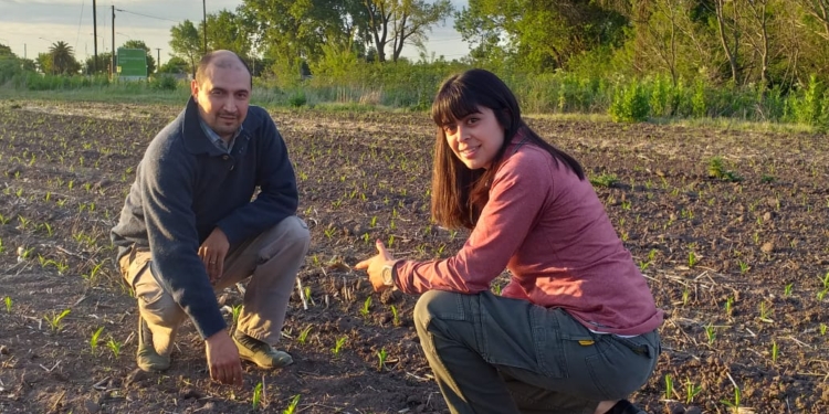 Docente y productor, Diego Álvarez se cargó al hombro el desafío de intentar producir soja y maíz sin agroquímicos en el periurbano de Pergamino