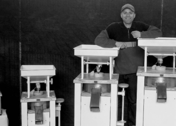 A orillas del Lago Puelo, Simón Van den Heede fabrica pequeños molinos de piedra para agregar valor a los granos