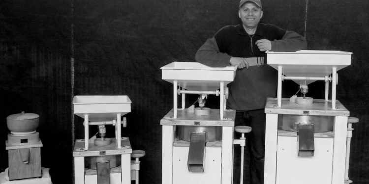 A orillas del Lago Puelo, Simón Van den Heede fabrica pequeños molinos de piedra para agregar valor a los granos