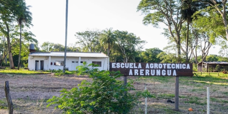 La escuela agrotécnica de Arerunguá, entre los sueños de arraigo de Hector y las añoranzas de un joven correntino emigrado hacia la patagonia